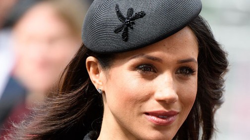 Meghan Markle felismerhetetlen: átlagos szomszédlányként saruban és szalmakalapban szurkolt a lovaspólón!