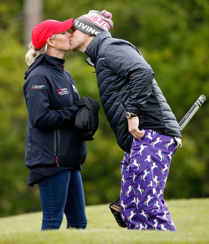 Zara Tindall és Mike Tindall 2019-ben golfozás közben adtak egymásnak csókot az angliai Sutton Coldfieldben.
