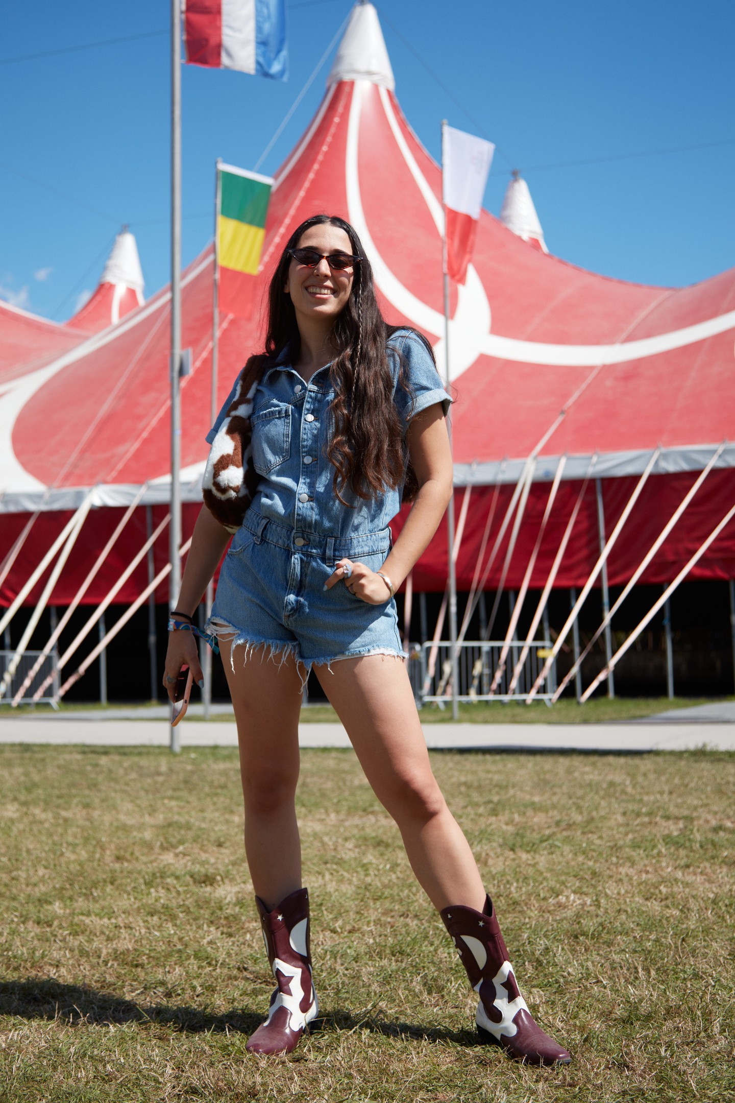 Andi (Spanyolország) - Farmer overall: PULL&BEAR, Napszemüveg: ASOS, Táska: SLEIN, Western csizma: TERMINAL X