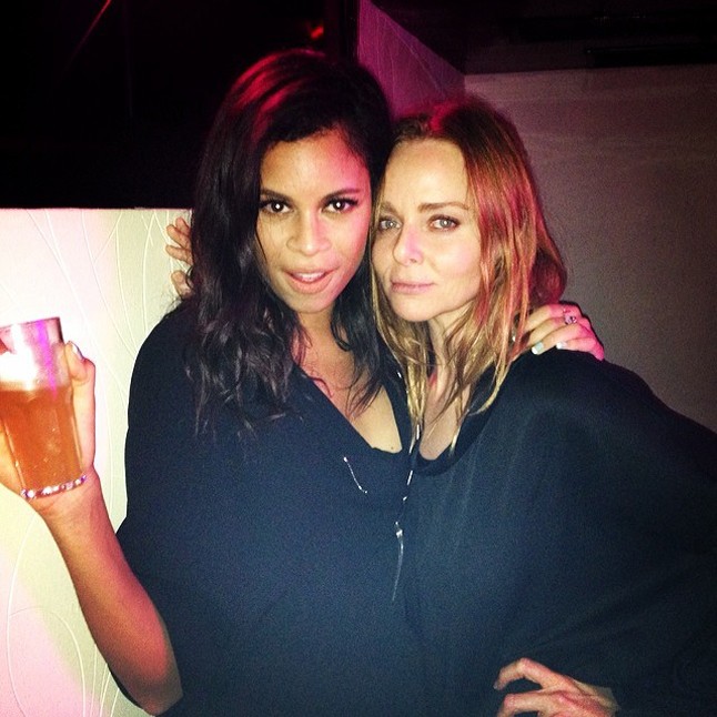 Az angol AlunaGeorge elektronikus duó Instagram profiljában az a legjobb, hogy rengeteg fotót láthatunk a gyönyörű Aluna Francis énekesnőről @alunageorge