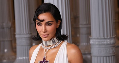 Bizarr és ijesztő zenei videóval készült Kim Kardashian az idei karácsonyra, amiben egy igazi karácsonyi szupersztár is feltűnik