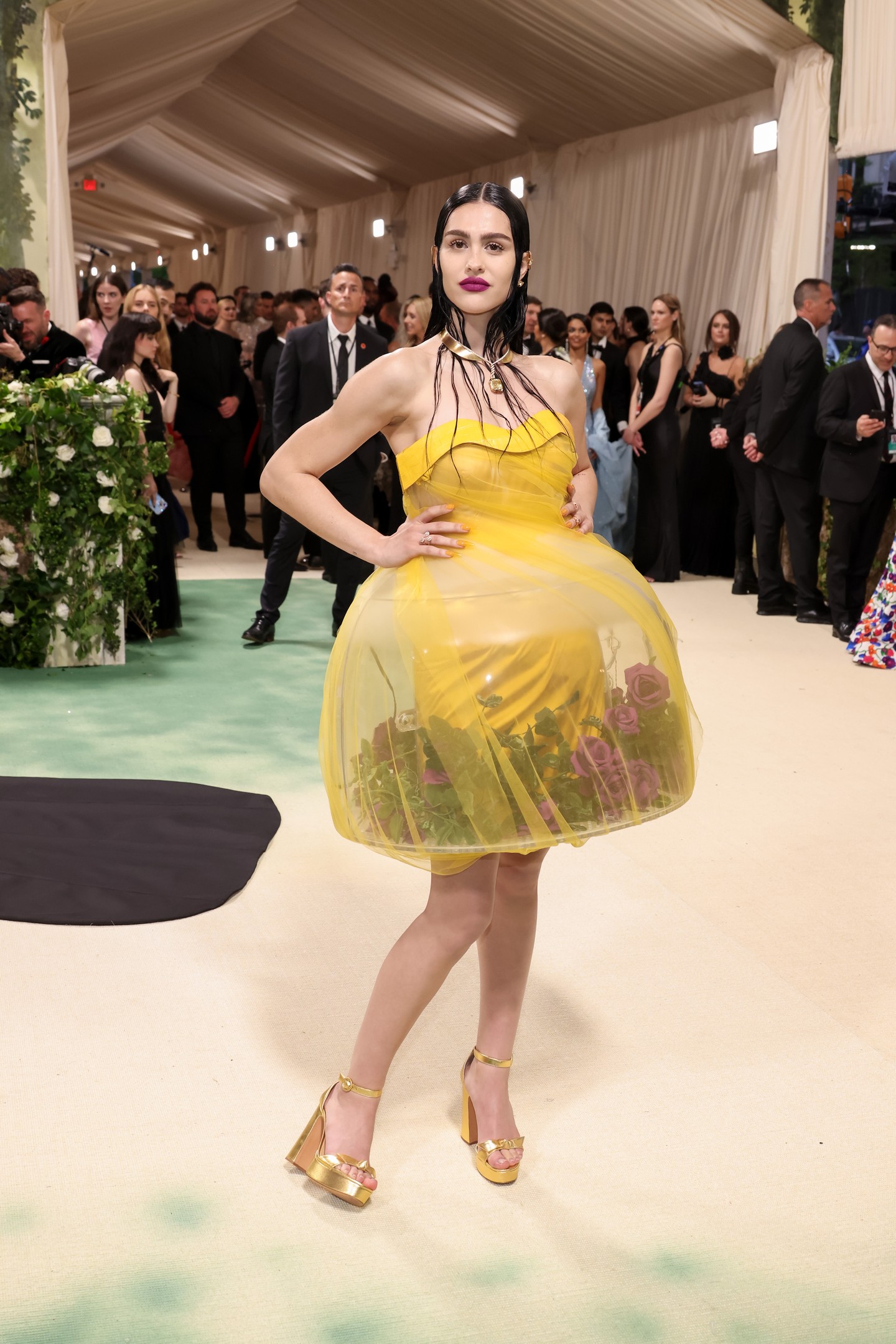 Amelia Gray rózsával teli világító ruhája tökéletesen megfelelt a témának. Az idei év egyik legemlékezetesebb megjelenésében lépett az elvarázsolt erdei zöld szőnyegre Jun Takahashi kreációjában.