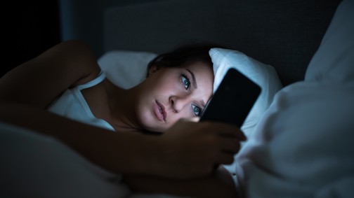 Ez történik a testeddel, ha a telefonoddal alszol el