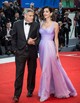 Amal Clooney 2017-ben alig három hónappal a szülése után jelent meg férje oldalán a Velencei Filmfesztivál vörös szőnyegén. Egy romantikus Atelier Versace sifonruhát viselt, káprázatos lila árnyalatban.