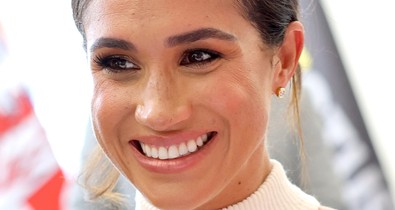 Óriási feltűnést keltett Párizsban Meghan Markle: hófehér Balenciaga szettben vonzotta a tekinteteket Harry herceg felesége