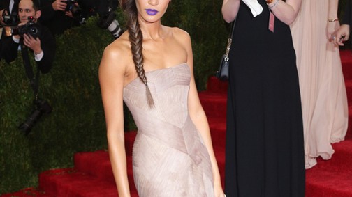 Joan Smalls merész rúzsban a Met gálán