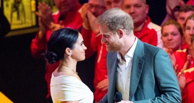 Elolvadunk: Harry és Meghan csókja a színpadon