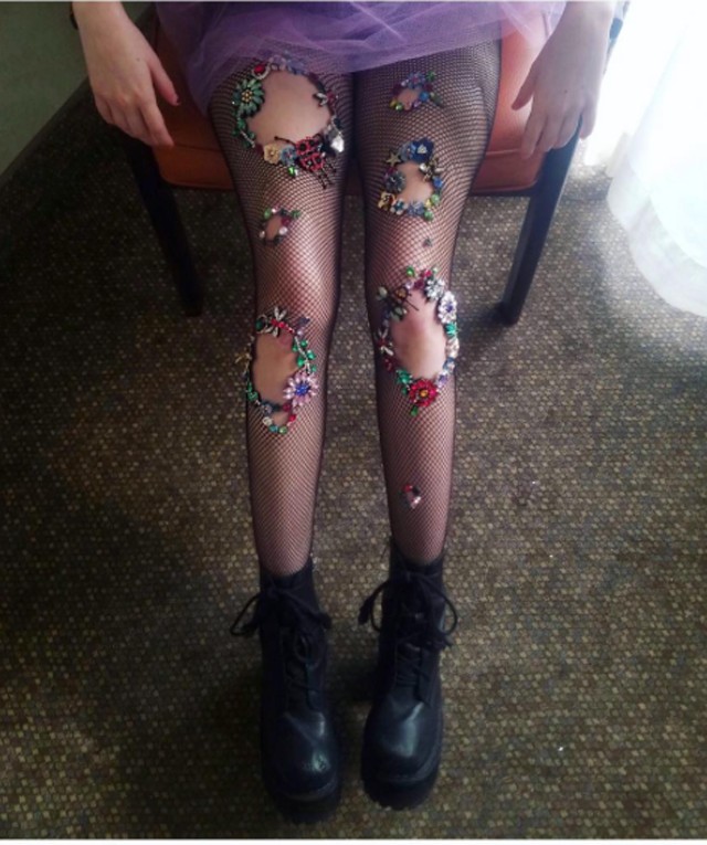 Ez a lány gyönyörűen kidíszíti a harisnyáit és már a legnagyobb sztárok is rajonganak érte