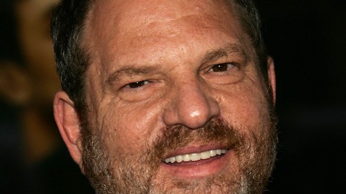 Még viccnek is rossz:´Weinstein ártatlan´ feliratú pólót viselt a vörös szőnyegen ez a rendező