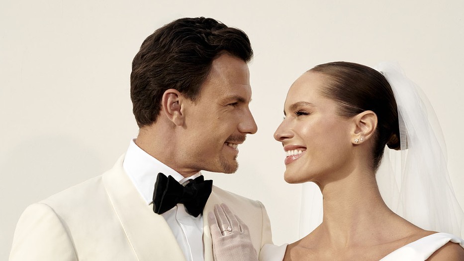 Molnár Nini&Fucsovics Márton – Nini: Ruha VIVIENNE WESTWOOD, Kesztyű Vintage Marci: Szmoking, ing és nadrág GALAMB SZABÓSÁG, Nyakkendő TOM FORD