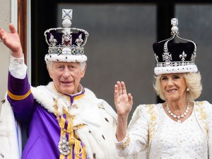 Az ott tényleg az Kamilla királyné ruháján, aminek tűnik?