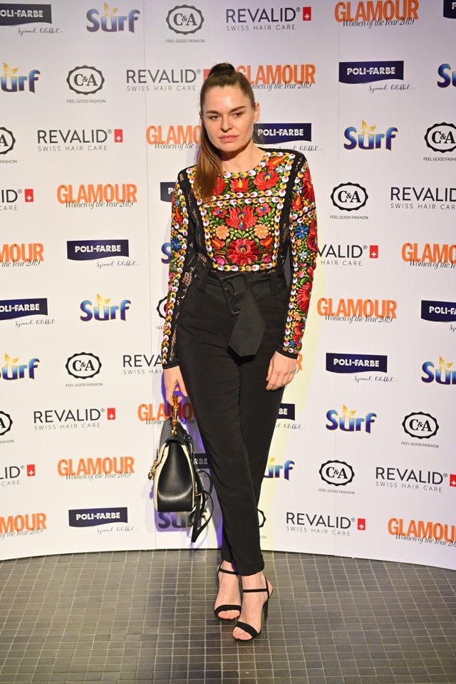 Jagasics Hedvig, a Sugarbird tulajdonosa Az év vállalkozója kategória jelöltje volt. Egy hímzéses Sugarbird összeállításban érkezett a gálára.