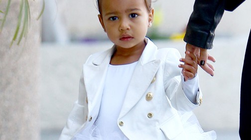 A legcukibb ruhában Kim Kardashian kislánya