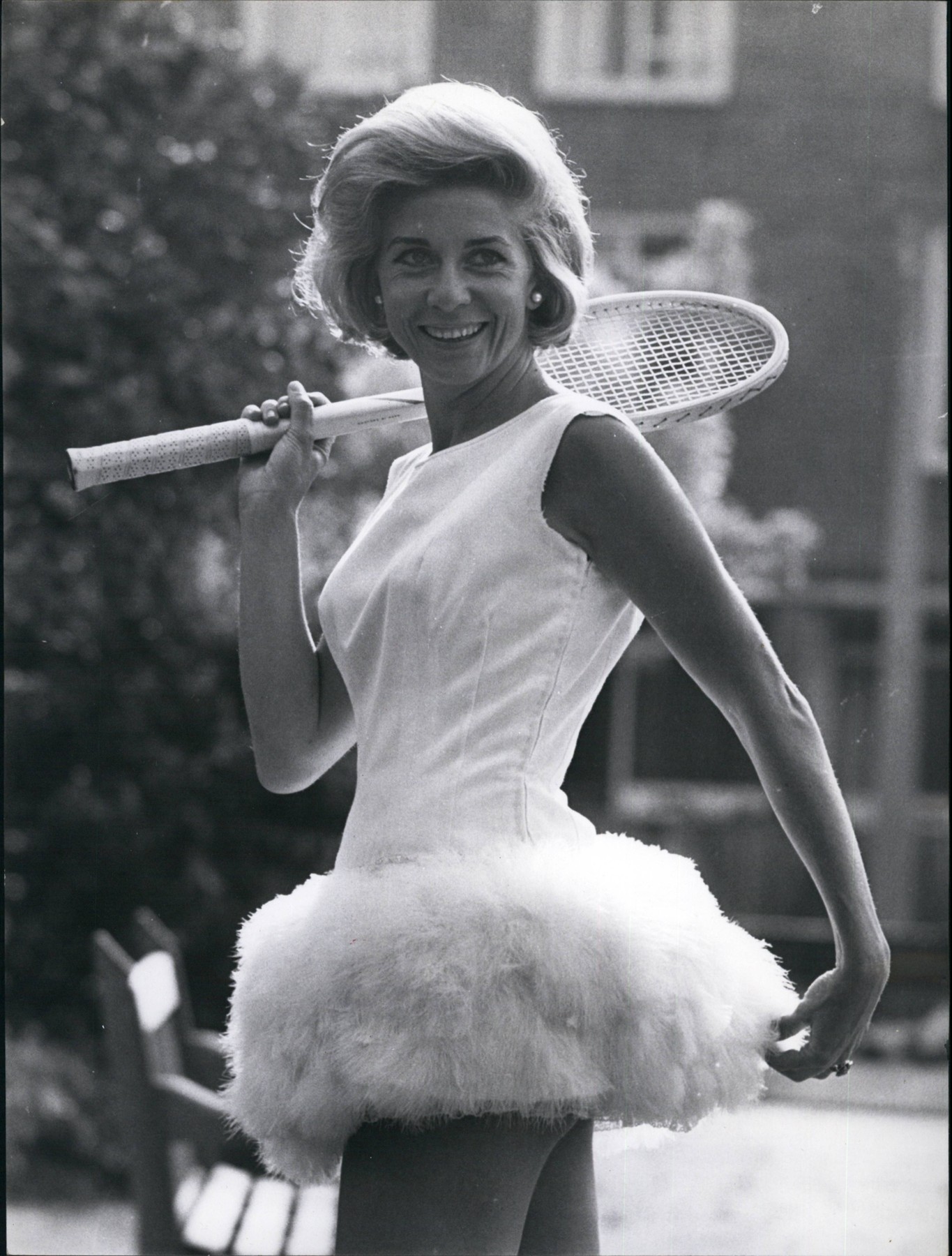 Lea Pericoli sokkal inkább került a figyelem középpontjába a megjelenése, sem mint az eredményei miatt,  az olasz szupersztár már az 50-es évek végén egyedi tervezésű, dizájner ruhákban játszott