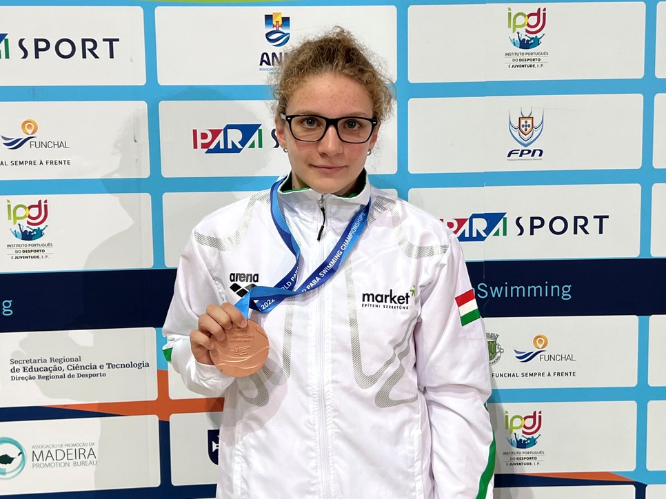 Hotz Csenge, fiatal úszónő bronzéremnek örülhet