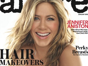 Jennifer Aniston félmeztelenül dörgölőzik hozzá fodrászához