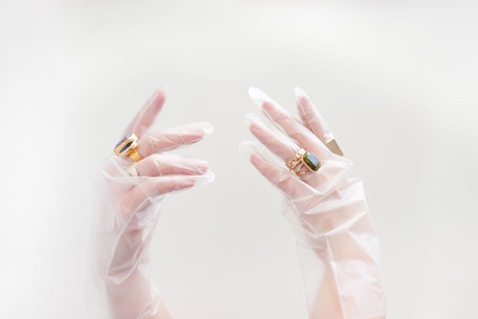 Mosogatáshoz és takarításhoz használj gumikesztyűt, hogy megóvd kézfejed a vegyszerektől