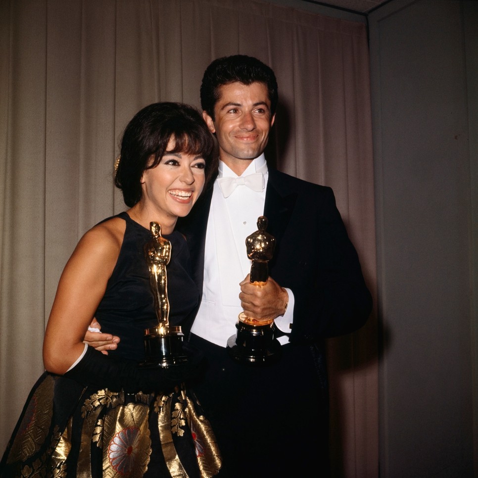 Rita Moreno és George Chakiris Oscar-díjukkal a kezükben, amit az 1961-es West Side Story-ban nyújtott alakításukért nyertek el