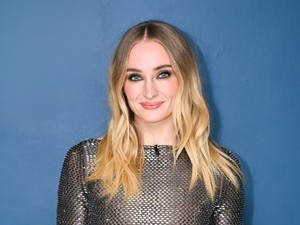 Sophie Turner káprázatos meztelenruhában ünnepelte a 30. születésnapját, csak ámulunk
