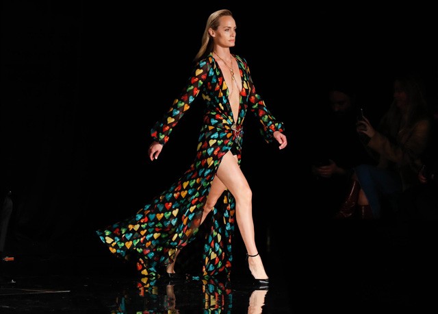 Amber Valletta a Versace bemutatóján