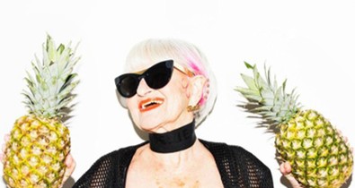 A 86 éves Insta-nagyi tarol!