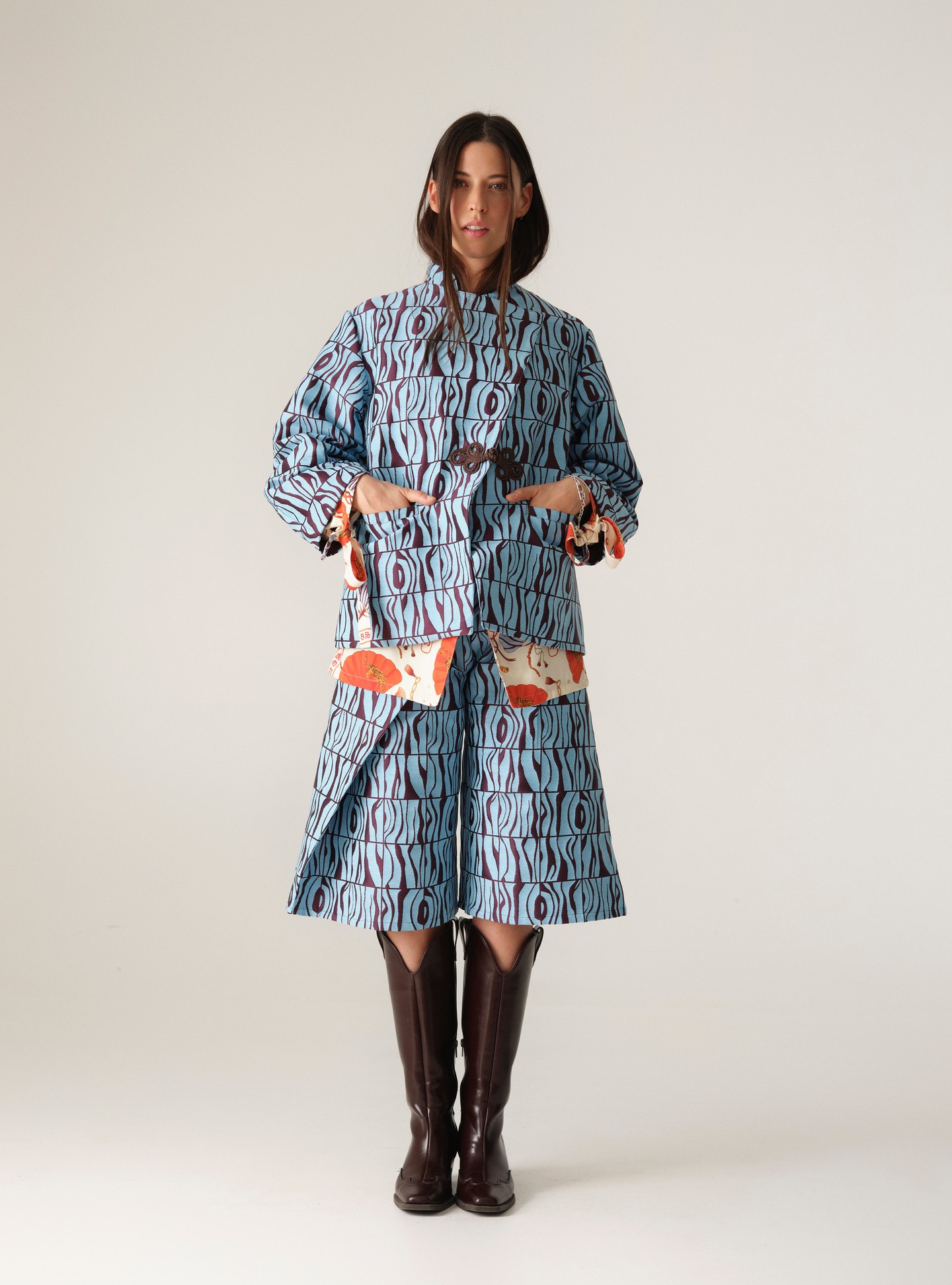 A magyar designer márka TORA kollekciójában a japán ihletésű virágmotívumok, a merész színek és a karakteres szabásvonalak kerülnek előtérbe