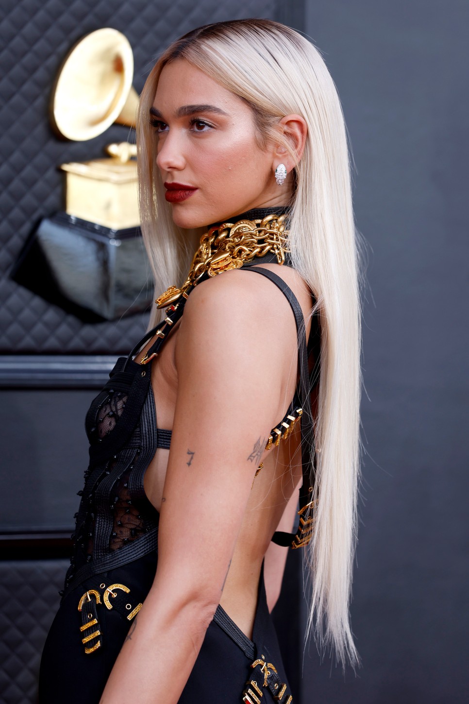 Dua Lipa őrületesen vagány hosszú, platinaszőke hajjal