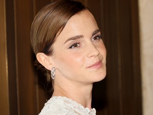 Emma Watson élete egyik legszebb ruhájában tért vissza, ráadásul Vilmos herceg oldalán
