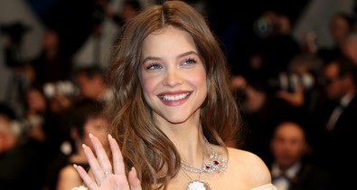 Palvin Barbara áttetsző miniruhában partizott, ilyen nagy már a babapocakja