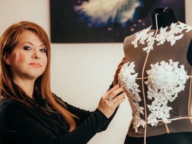 „Elmeséli, hogy már ő sem látja saját magában a nőt, és te csak nyeled a könnyeidet” - Halász Éva divattervező kerekesszékes lányoknak tervezett meseszép ruhákat