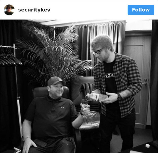 Így ünnepeljük, hogy egy hét alatt 200 000 követőt szereztem az Instagramon, a gazdag fiúcskám pedig drága vízzel hidratál engem. 