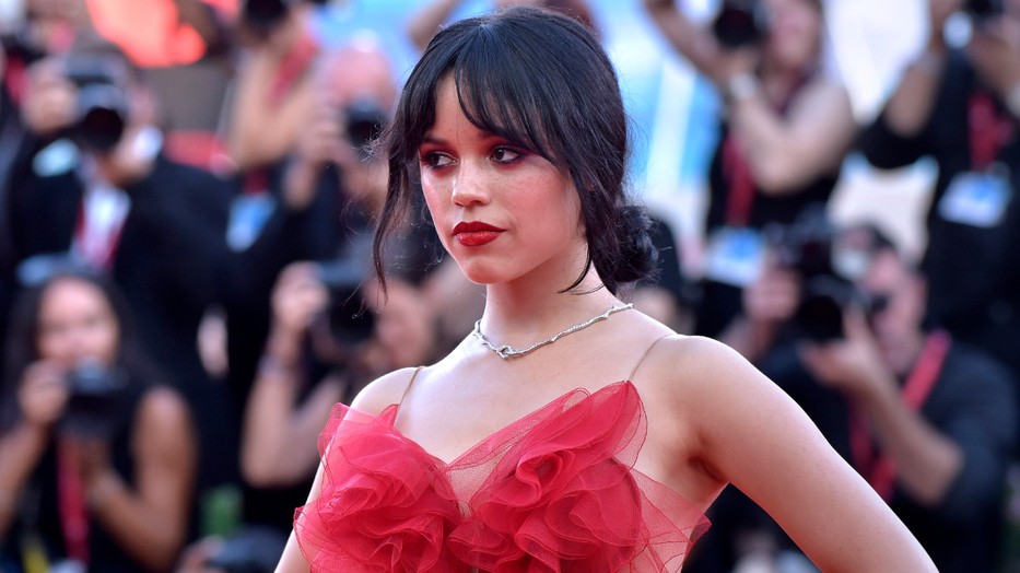 Jenna Ortega ismételten bemutatta kifinomult divatérzékét, mint a vörös szőnyeg hercegnője