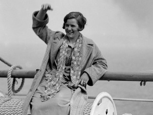 Férfiakat is megelőzött teljesítményével Gerturde Ederle, aki első nőként úszta át a La Manche-csatornát