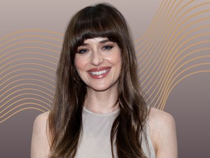 Dakota Johnson melltartó nélkül viselt pucérruhát, csupán áttetsző csipke takarta a melleit
