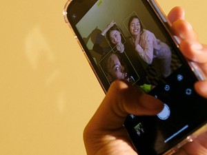 A digitális világ kényelmes, de nagy árat fizetünk érte - Szakember hívja fel a figyelmet az infokrácia veszélyeire