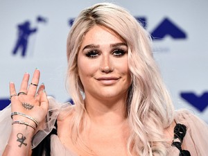 Egy tonna fodorban érkezett Kesha az MTV VMA-re