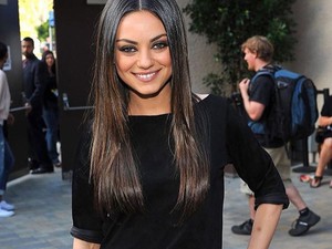 Mila Kunis haja mostantól SZŐKE! Te jó ég!