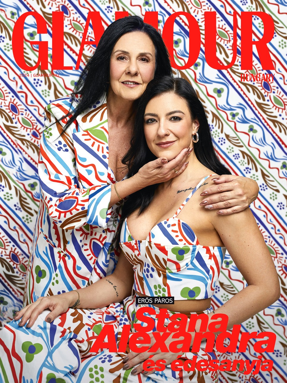 Stana Alexandra és anyukája - Blézer, ruha, top és nadrág TOMCSANYI,  Ezüst karika fülbevaló THOMAS SABO