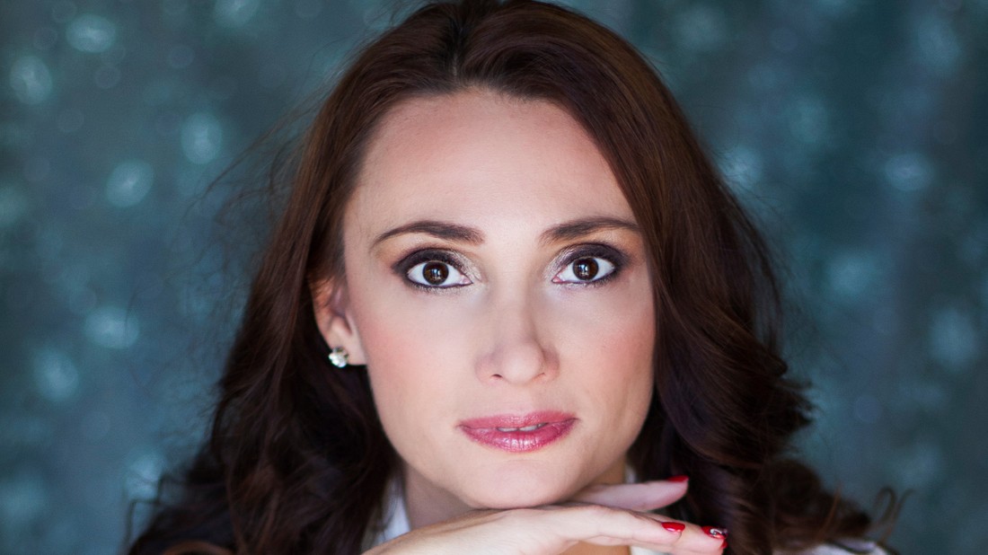 Bajer Andrea a magyar divatipar egyik leginnovatívabb alakja, aki a 3D-tervezés és a digitális technológia segítségével újragondolja, mit jelent ma a kreativitás és a fenntartható divat