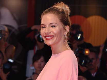 Sienna Miller viselte a legegyedibb ruhát a velencei filmfesztiválon