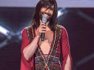 Őrületes átváltozás: Conchita Wurst haja és szakálla is platinaszőke lett!
