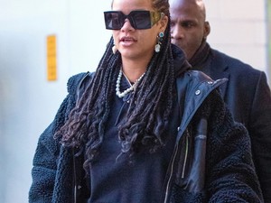 Rihanna diszkógömb cipőben a reptéren