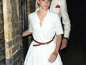 Emma Watson kis fehér ruhája a tökéletes júniusi választás