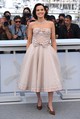 Zoey Deutch egy 1956-os Chanel haute couture ruha másolatában jelent meg a Nouvelle Vague premierjén