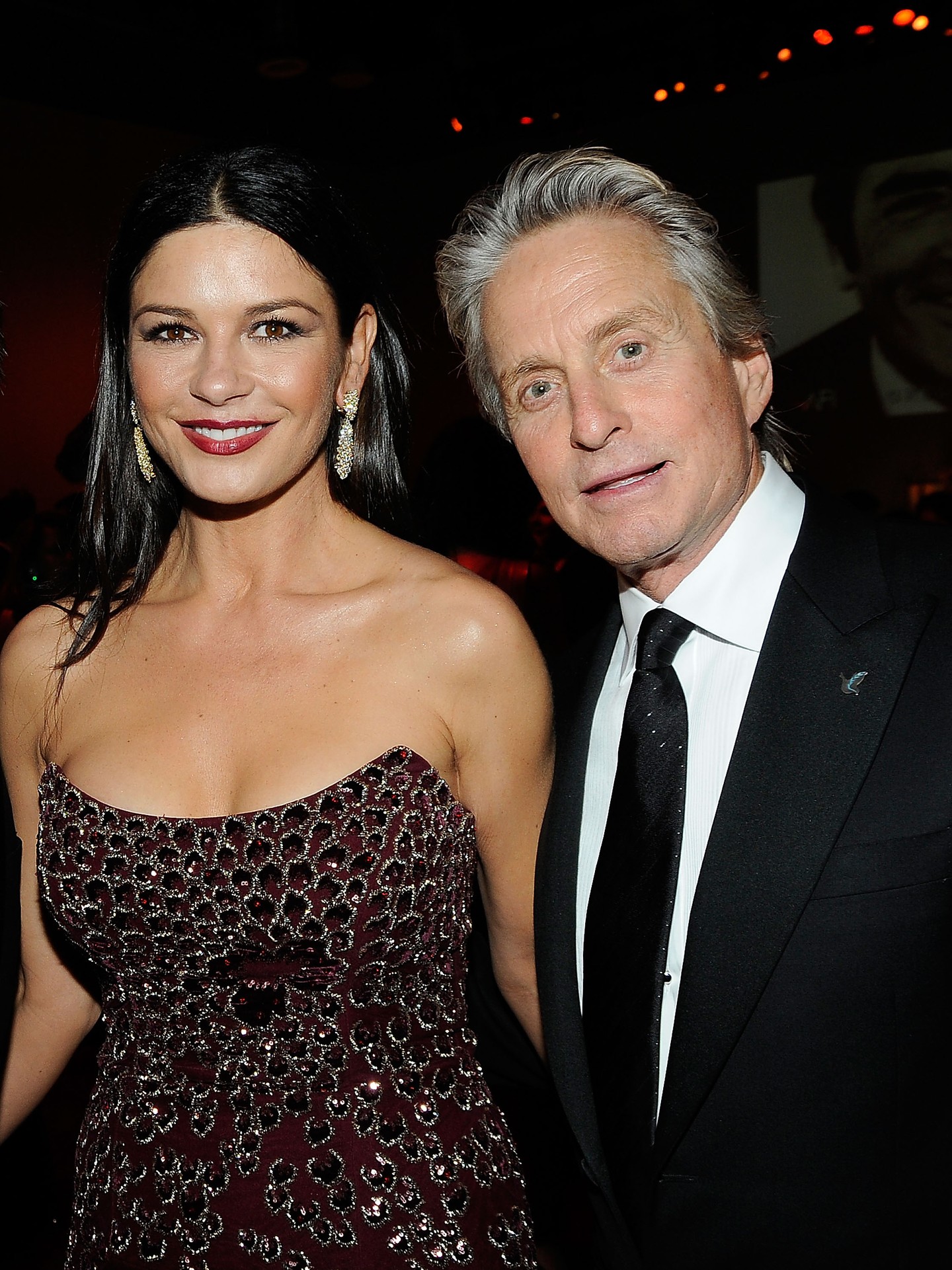 25 év - Catherine Zeta-Jones és Michael Douglas 1998-ban találkoztak először a Deauville-i Filmfesztiválon. Egy évvel később eljegyezték egymást, majd a következő novemberben házasságot kötöttek. Két gyermekük van: Dylan nevű fiuk és Carys nevű lányuk. A színésznek van egy idősebb fia is, Cameron, akit exfeleségével, Diandra Lukerrel közösen neveltek.