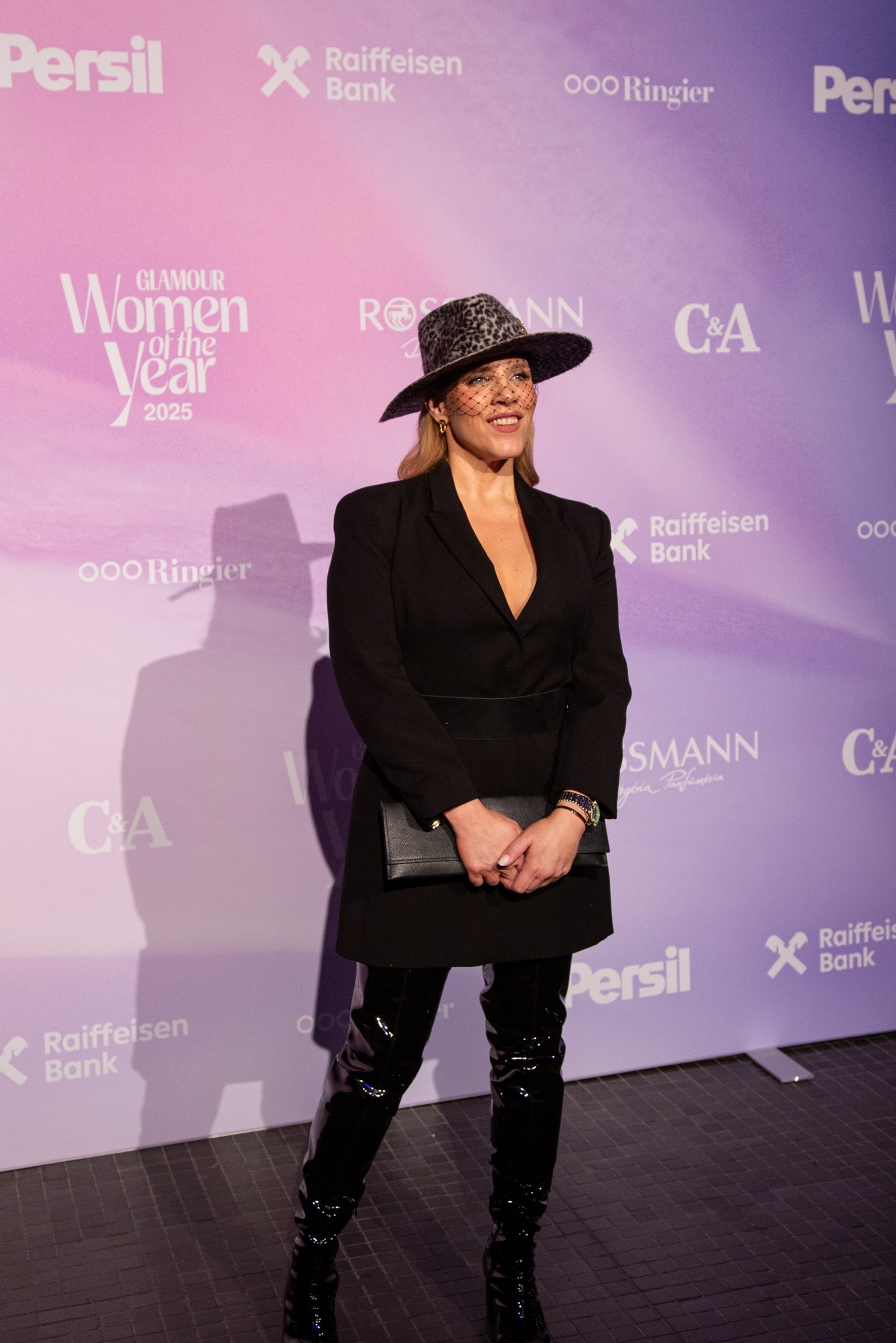 Tóth Vera egy mélyen dekoltált, fekete zakóruhára szavazott, amit Vecsei Zsófi különleges kalapjával és Reményi Éva fülbevalójával egészített ki. 