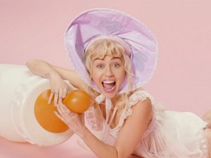 Hisztériázó, káromkodó óriáscsecsemő lett Miley Cyrus