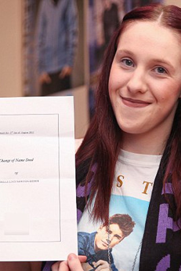 Gabrielle és a névváltoztatást igazoló okmány