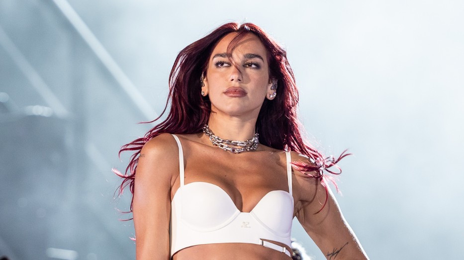 Dua Lipa szexi szettben lépett színpadra