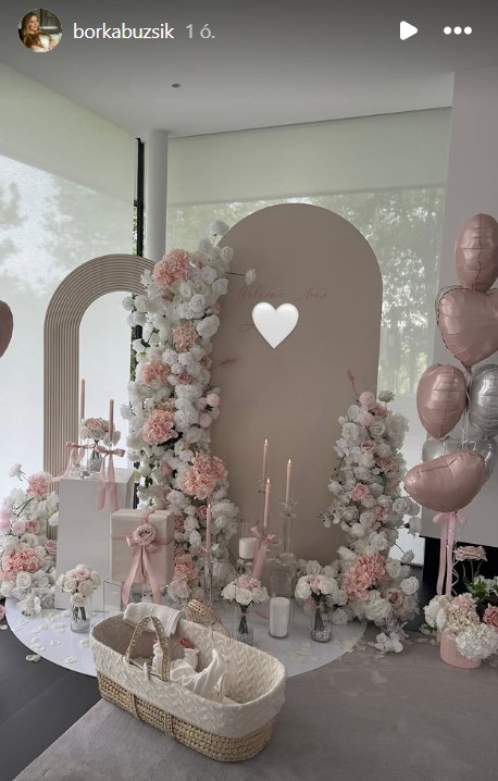 Szoboszlai Dominik és Buzsik Borka ilyen gyönyörű dekorációval várta otthon újszülött babájukat. 